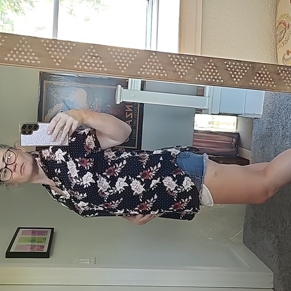 2 STUNNING LULAROE CHARLIE BROWN CHARLIE FLORAL BUTTON UP SHIRTS - Picture 15 of 15